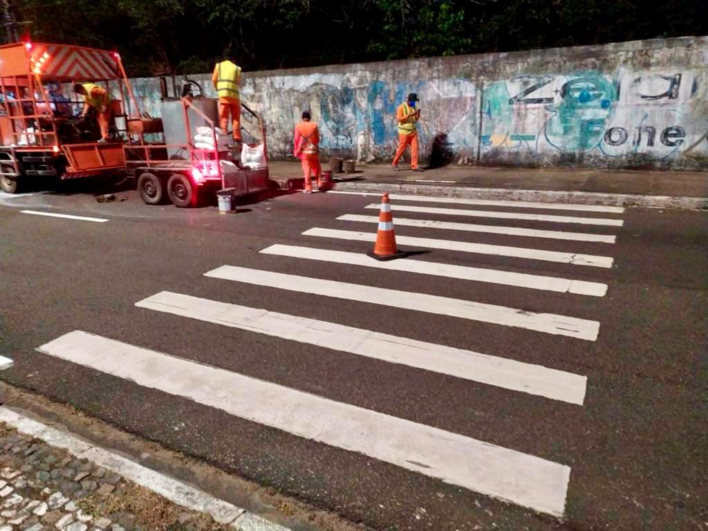 Utilizando tinta termoplástica, SMTT faz pintura de faixas de pedestre em avenidas da cidade - SMTT Aracaju